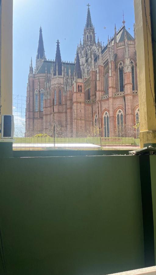 Departamento Temporal Catedral Con Cochera A 100 Metros Para Autos Chicos - Medianos ラプラタ エクステリア 写真